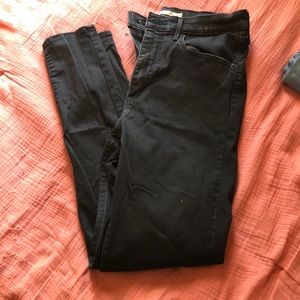 Black high rise Levi’s skinny jeans